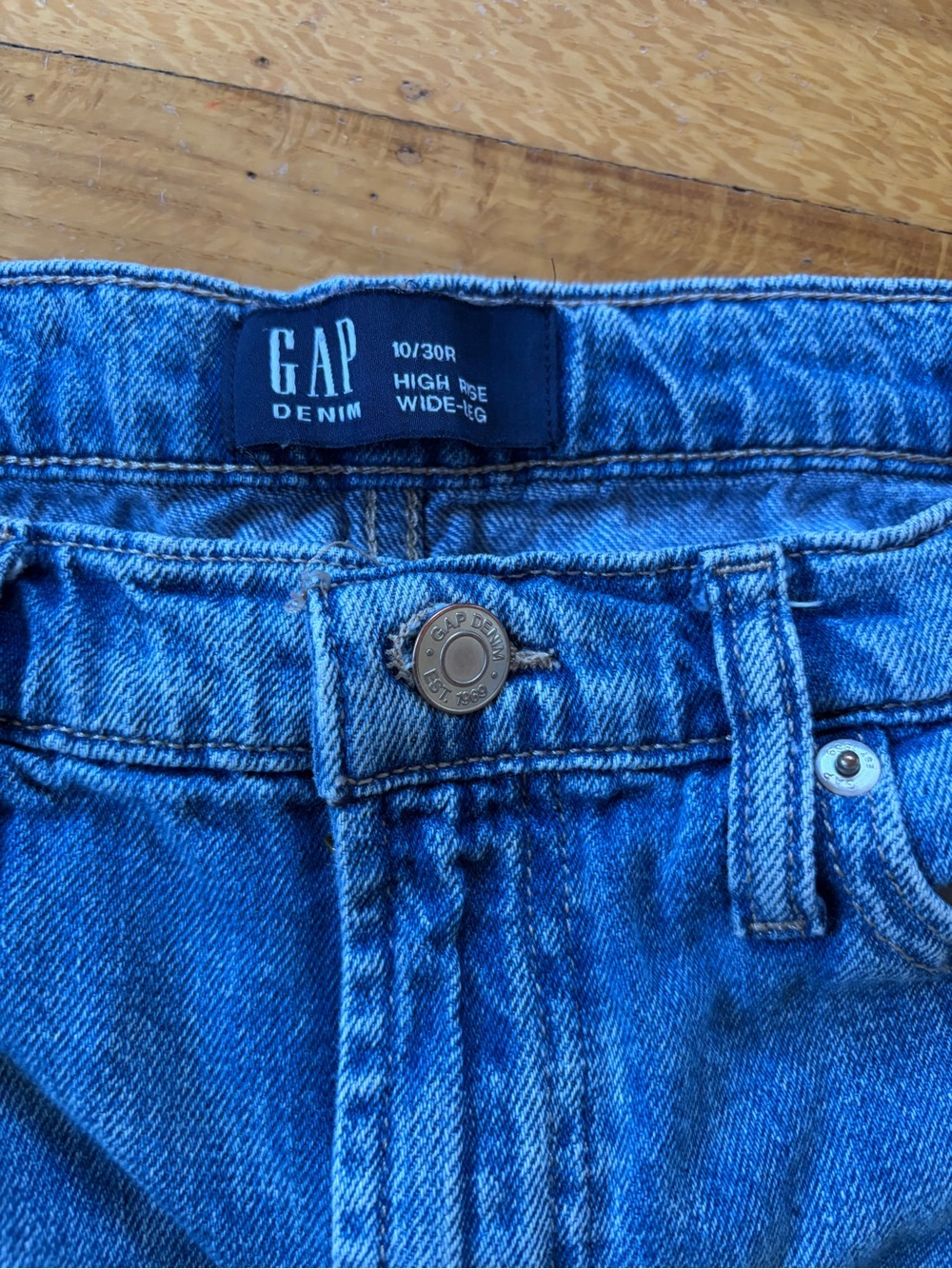 GAP denim high-rise wide leg medium blue jeans 10 30R normcore preppy mom baggy